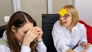 På bildet ser man 2 personer der laver Teambuilding-øvelser sammen.