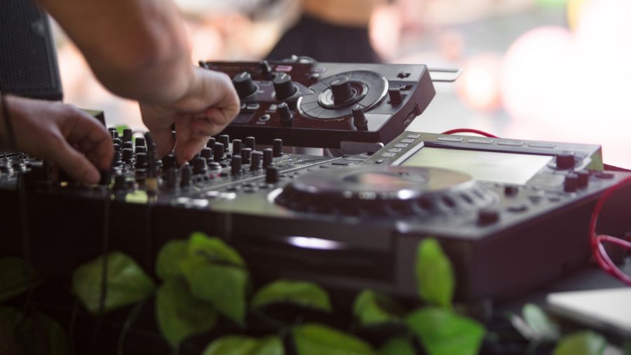 På billedet ser man en person spille som DJ på en firmfest.
