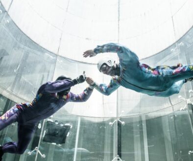 Her udføres teambuilding i København, hvor man ser to personer der udføre indoor skydiving.