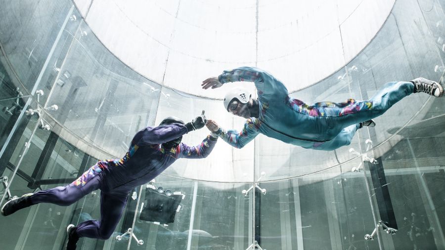 Her udføres teambuilding i København, hvor man ser to personer der udføre indoor skydiving.