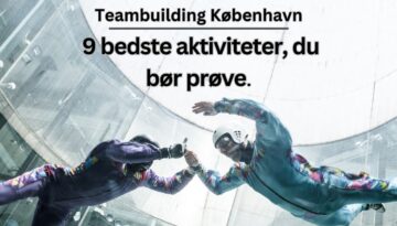 Billedet viser to personer, der deltager i en indendørs faldskærmsudspringssimulator som en del af teambuilding-aktiviteter i København. De bærer farverige dragter og hjelme, mens de svæver i en vindtunnel, hvilket illustrerer en spændende og unik måde at styrke teamwork og samarbejde på. Teksten "Teambuilding København - 9 bedste aktiviteter, du bør prøve" fremhæver de mange muligheder for at engagere sig i innovative og sjove teambuilding-øvelser i byen. Dette billede viser, hvordan man kan skabe stærkere bånd og forbedre kommunikation gennem utraditionelle og adrenalinfyldte aktiviteter.