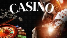 Der er en tekst, hvor der står 'casino', en roulette med jetoner ved siden af, kort fra Texas Hold’em samt nogle terninger.