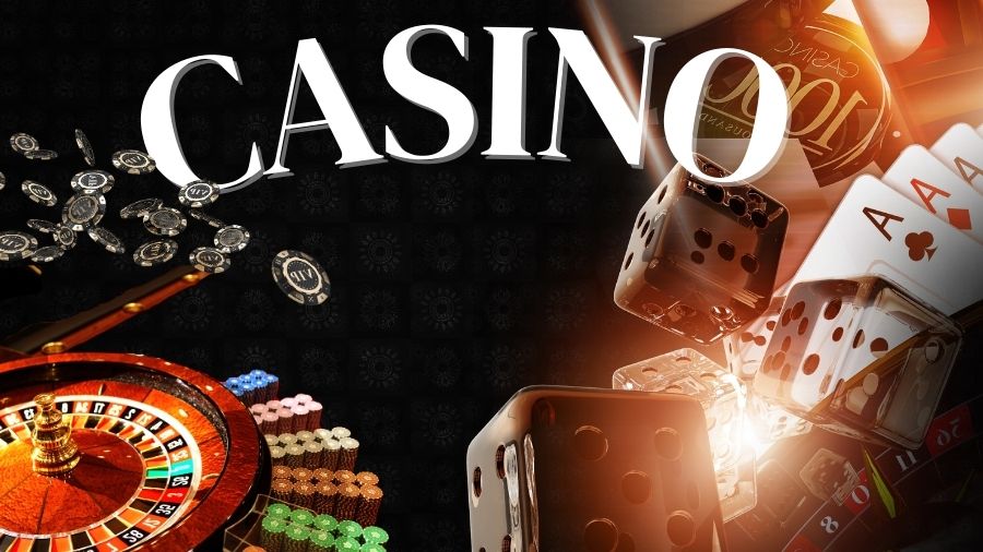 Der er en tekst, hvor der står 'casino', en roulette med jetoner ved siden af, kort fra Texas Hold’em samt nogle terninger.