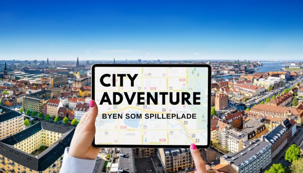 På billedet står der teksten 'City Adventure, Byen som Spilleplade'. Der er også en iPad, og man ser ud over en by.