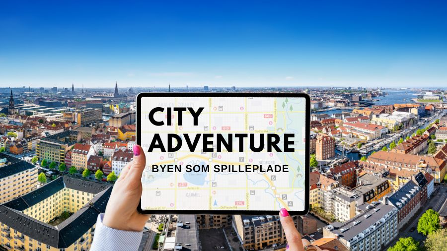 På billedet står der teksten 'City Adventure, Byen som Spilleplade'. Der er også en iPad, og man ser ud over en by.