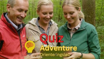 Billedet viser tre personer i en skov, der smilende kigger på en enhed, muligvis en tablet eller telefon, som en del af en aktivitet. Teksten "Quiz Adventure Orienteringsløb" er centralt placeret på billedet med en ikon af en lyspære og en hjerne, hvilket antyder en kombination af quiz og orienteringsløb. Deltagerne ser engagerede og glade ud, hvilket indikerer en sjov og interaktiv teambuilding-aktivitet i naturen.