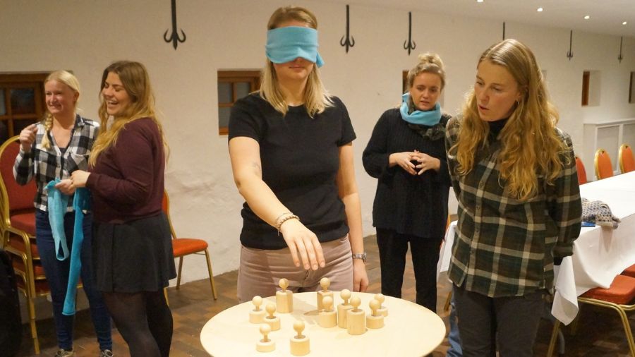 Aktiv teambuilding bliver udført av flere personer