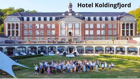 Billedet viser Hotel Koldingfjord med en stor gruppe mennesker, der samles foran bygningen til en firmafest. Hotellets imponerende facade og de grønne omgivelser skaber en smuk ramme for arrangementet. Øverst til højre står teksten "Hotel Koldingfjord". Nederst til højre står teksten "Aktiviteter til Firmafest". Gruppen ser ud til at nyde en dag fyldt med aktiviteter og socialt samvær, hvilket fremhæver hotellets kapacitet til at være vært for store firmaarrangementer og events.