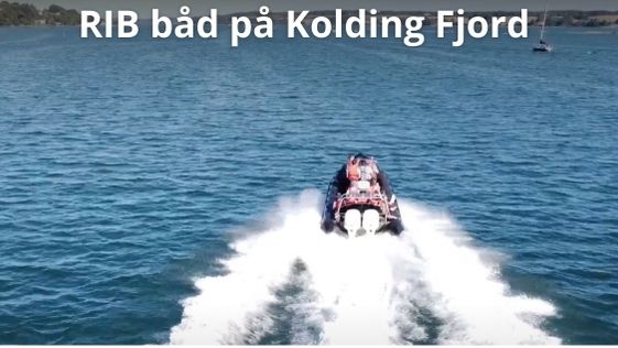 Billedet viser en RIB-båd (Rigid Inflatable Boat) i aktion på Kolding Fjord, som er en spændende aktivitet til en firmafester. At tage på en tur med en RIB-båd giver deltagerne en unik mulighed for at opleve fjorden på en adrenalinfyldt og sjov måde. Dette kan være en perfekt aktivitet for teambuilding, hvor medarbejderne kan nyde det smukke landskab, samarbejde og skabe uforglemmelige minder sammen.