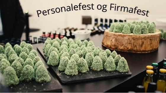 Dette billede viser en delikat dessertopstilling, der er perfekt til en personalefest eller firmafest. De små, træformede desserter er smukt arrangeret på sorte skiferplader og en rustik træstub, hvilket skaber en elegant og naturlig præsentation. Baggrunden inkluderer forskellige drikkevarer, der tilbyder et bredt udvalg til gæsterne. Teksten "Personalefest og Firmafest" indikerer, at dette arrangement er velegnet til både afslappede og formelle virksomhedsbegivenheder.