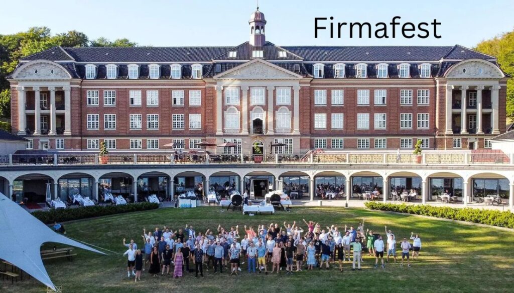 Billedet viser en stor gruppe mennesker, der står samlet foran Hotel Koldingfjord. Bygningen er en imponerende, klassisk struktur med mange vinduer og en bred balkon på første sal. Foran hotellet er der en stor, velplejet græsplæne, hvor folkene står, mange med armene løftet i glæde og jubel. Dette billede symboliserer en firmafest eller et stort arrangement, der afholdes på Hotel Koldingfjord, hvilket fremgår af den klare tekst "Firmafest" øverst til højre på billedet. Hotellet og dets elegante omgivelser skaber en formel, men festlig atmosfære, der er ideel til store virksomhedsarrangementer og sammenkomster.