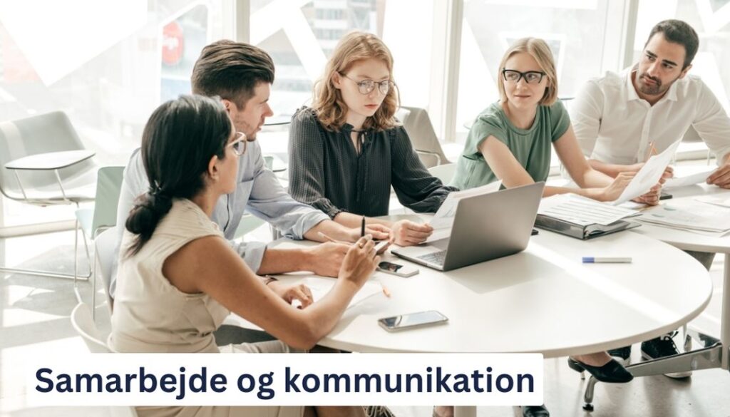 Billedet viser en gruppe medarbejdere, der sidder omkring et bord og engagerer sig i en diskussion. De har bærbare computere, dokumenter og smartphones foran sig, hvilket indikerer et møde, hvor samarbejde og kommunikation er i fokus. Nederst på billedet står teksten: "Samarbejde og kommunikation."