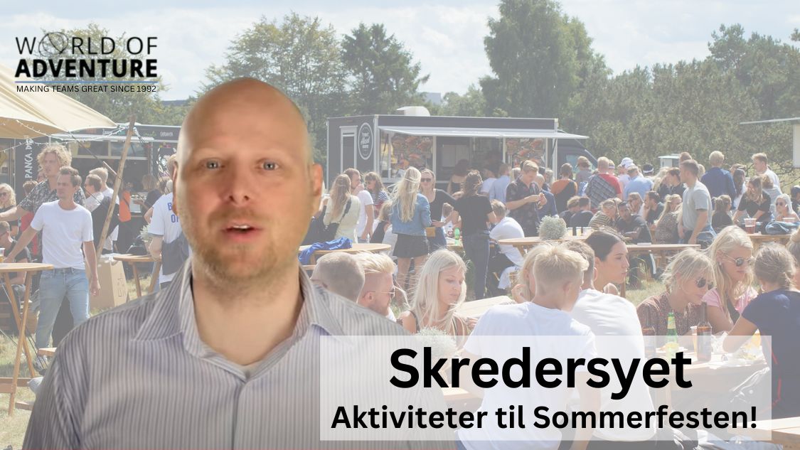 Billedet viser en mand, der præsenterer skræddersyede aktiviteter til sommerfesten. I baggrunden ses en livlig udendørs sommerfest med mange mennesker, der hygger sig og nyder maden fra food trucks. Teksten "Skræddersyet Aktiviteter til Sommerfesten!" understreger, at arrangementerne er tilpasset specifikt til sommerfester, og at de tilbyder unikke og engagerende oplevelser for deltagerne.